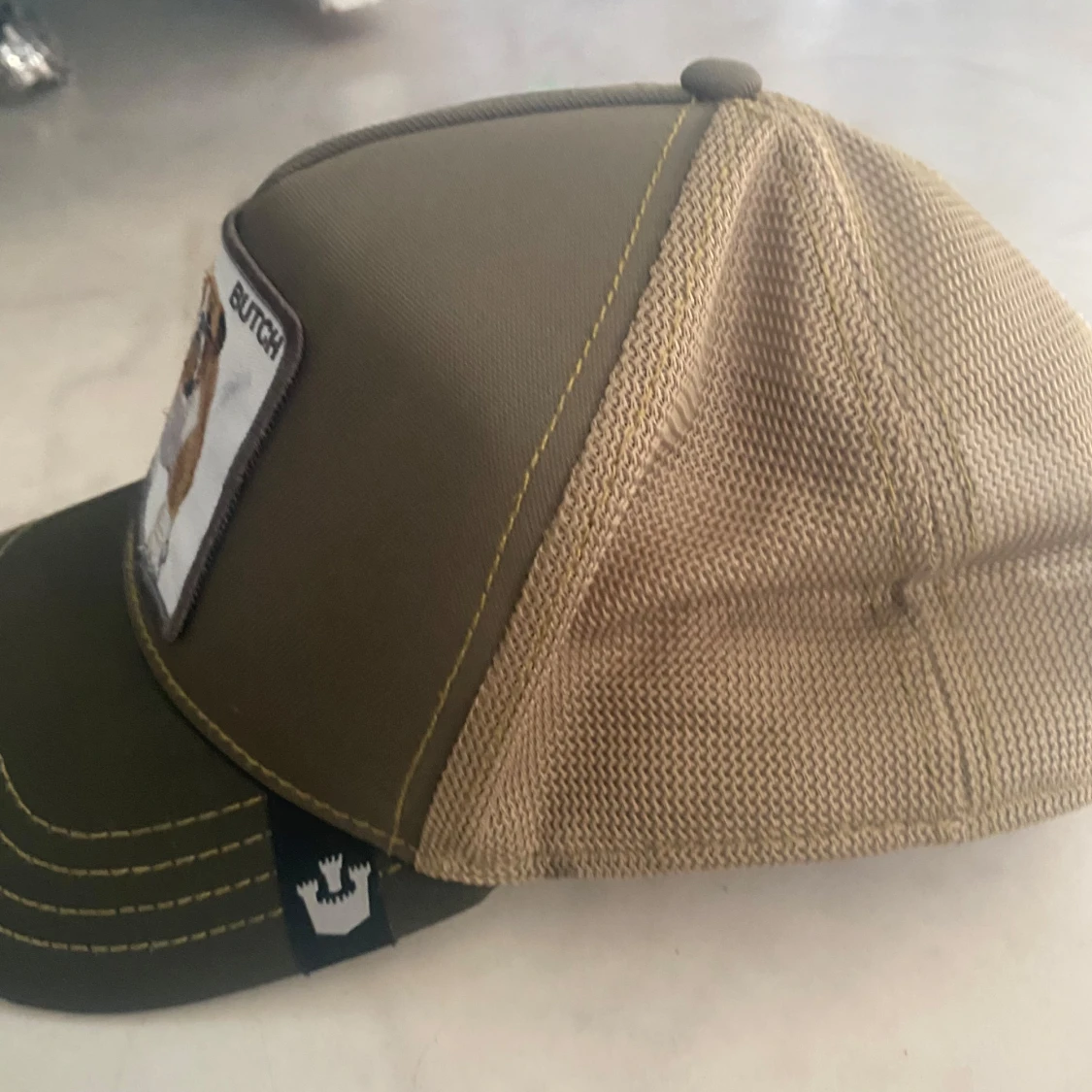 Olivgrön keps med bulldogmotiv - 1