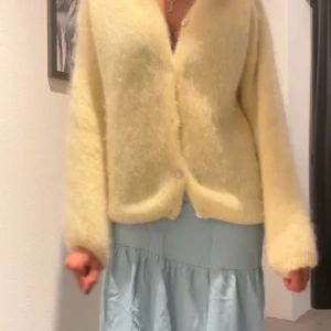 Ljusblå långkjol - Säljer en ljusblå långkjol med en luftig och flödande design. Kjolen har en mjuk och bekväm passform, perfekt för en avslappnad stil. Den har en elastisk midja för extra komfort❤️❤️❤️