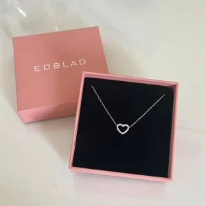 Hjärt halsband Edblad - Ett jättefint silverhalsband från Edblad med ett stilrent hjärta. Använd en eller två gånger. Säljs då den inte kom till användning då jag har börjat använda guld smycken stället❤️