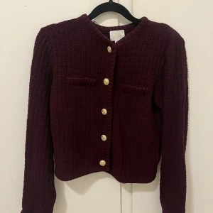 H&m kofta - Super söt kofta från h&m med guldknappar, använd 2 ggr bara så i bra skick