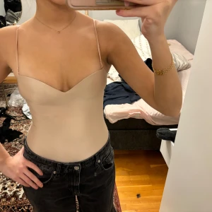 Body h&m - Så snygg body!! Storlek XS. Passar nog 70B och 75B