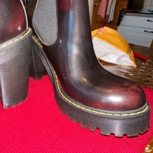 Svarta boots från Dr. Martens - Snygga svarta boots från Dr. Martens med hög klack och grov sula. De har en elastisk panel på sidan för enkel på- och avtagning. Perfekta för att ge en edgy touch till din outfit. Änvända 1 gång men syns inte 