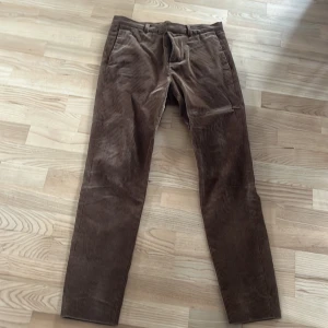 Bruna manchesterbyxor storlek 46 - Snygga bruna manchesterbyxor från H&M i skinny fit. Byxorna har en klassisk design med dragkedja och knappar. Perfekta för en stilren look.