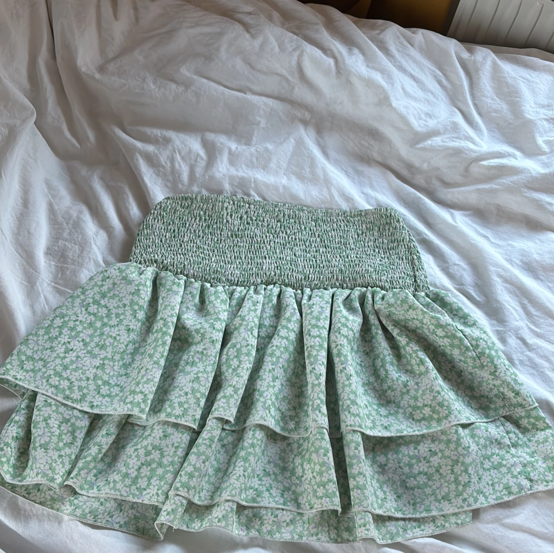 Grön blommig kjol med volanger