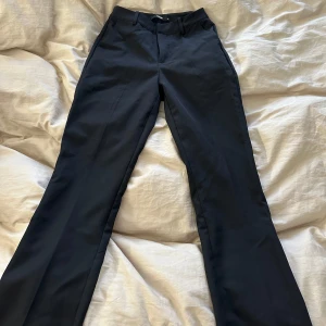 Svarta kostymbyxor  - Svara kostymbyxor i modellen Vilma från Bikbok, högmidjade. Helt oanvända endast provade men glömde skicka tillbaka dom. 