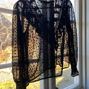 Svart only blus  - Säljer nu denna svarta blus ifrån only, köpte för ett år sedan men har tvär inte andvänt den så mycket, cirka 2ggr. Säljer på grund av att jag rensar garderoben. Den är i storlek M men sitter mer som en S❤️ skriv för fler frågor eller funderingar🥰