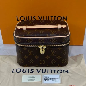 NICE MINI BAG - Modellen Nice Mini Beauty Case i monogram läder design. Tyvärr finns ej tillbehören kvar, medföljer ej. Köpebevis endast bland bilderna. Nypris från butiken 11 200kr.   Finns för upphämtning i Järfälla området, annars kan den även postas ( spårbar frakt ). 