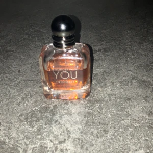Emporio Armani Stronger With You Intensely - Säljer en flaska Emporio Armani Stronger With You Intensely.  30 milliliter kvar