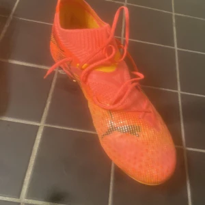 Orange fotbollsskor från puma  - Säljer nu ett par puma future i ett bra skick förutom den skada som finns på bilden köpte dom för 1800 och har använt som Max 5 gånger.perfekt för dig som letar efter nya bekväma skor för ett rimligt pris.  Pris kan diskuteras 