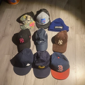 Kepsar - Säljer 8 kepsar och en thrasher mössa. 3 av kepsarna är fitted. Allting är väl använt. Det är okej att köpa en för sig eller bara några av dom. Det är blandat med new era, Nike, puma, vans, zephyr och sweet. Pris kan diskuteras 