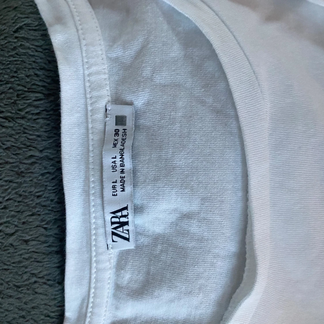 Vit t-shirt med spetsdetaljer från Zara - 1