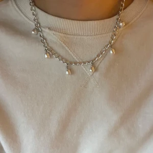 Silver halsband med pärlor  - Har gjort det själv, vet ej om de rostar