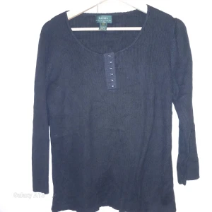 Svart ribbad tröja från L.L.Bean - Säljer en svart ribbad tröja från L.L.Bean med rund hals och knappar framtill. Tröjan har långa ärmar och är perfekt för kyligare dagar. Passar bra till både jeans och kjol.