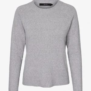 Grå stickad tröja från Vero Moda - Säljer en stilren grå stickad tröja . Tröjan har en klassisk rund hals och långa ärmar, perfekt för kyligare dagar. Den är mjuk och bekväm, idealisk för både vardag och avslappnade tillfällen. Köpt på salt i Stockholm för 350kr . lite nopprig !!!