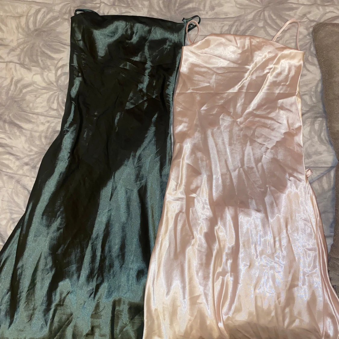 Champagne och mörkgrön sidenklänning - 2