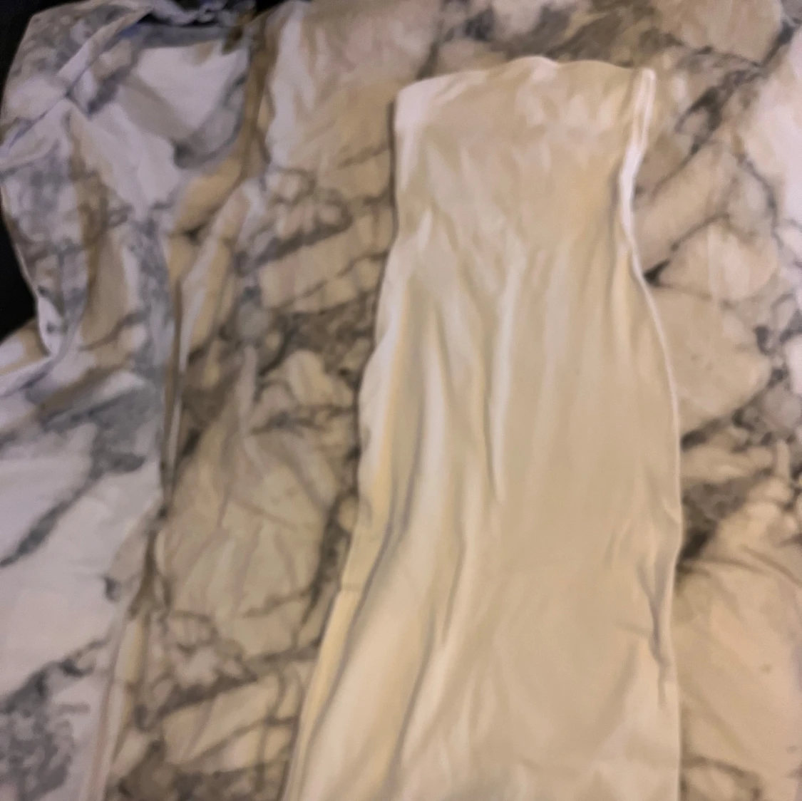 Vit axelbandslös klänning från H&M