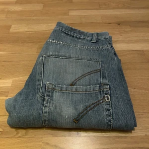 Dondup jeans - |Dondup jeans W34| 105cm långa, midjan 38cm. Ett par riktigt fräscha och unika Dondup jeans! Inga defekter överhuvudtaget! Vid frågor och funderingar tveka inte på att höra av er!