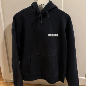 Mörkblå hoodie från Jacquemus - Säljer en stilren hoodie från Jacquemus | köpt för ca 3500 | str M men passar L också | Använd 4-5 gånger och inga tecken på slitage| pris kan förhandlas! 