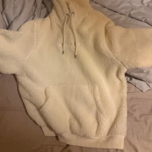 Vit Teddy hoodie - Skönaste hoddien jag har haft och kommer ha men måste släppa den då den e liten för mig nu då jag har gått upp 10 kg . 10/10 inga hål som ny har bara använt den hemma . Storlek M  köpte denna hoddie från Tyskland under sommaren 2024 svårt att hitta sån mjuk tröja i butik eller på nätet . 