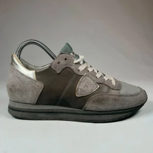 Philippe model trainers - Hej! Nu säljer jag dessa riktigt feta Philippe model trainers med dustbag, skick 9/10, storlek 39. Om det är några funderingar är det bara o höra av sig!! jag kan gå ner i pris vid snabb affär, de är glittria på vissa ställen 