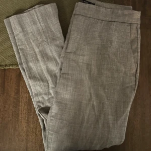 Gråspräckliga kostymbyxor - Stor garderobrensning♻️ Se gärna mina andra annonser🌸 Pris går att diskutera vid flerköp👗