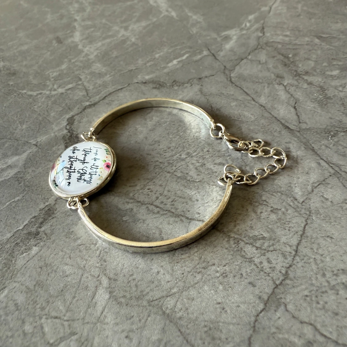 Silverfärgat armband med text - 3