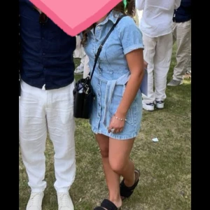 Jeansklänning - Jeansklänning från stradivarius i stl M, köpt för något år sedan men är tyvärr för lite nu. Mycket fint skick 💕 skriv för bilder med den på