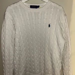 Polo Ralph Lauren Cable Knit - Fet polo cable knit i dunder skick, använd max 5 ggr och har inga skråmer💯 S men passar medium lika bra. Byte är möjligt!💯