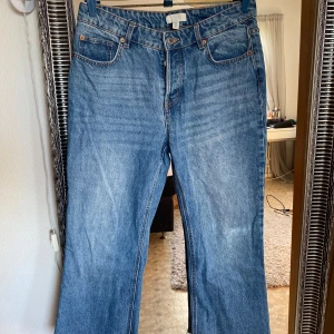 Blå jeansbyxor - Snygga blå jeansbyxor med klassisk femficksdesign och knappgylf. De har en rak passform och är perfekta för en avslappnad stil. Passar bra till både sneakers och kängor.