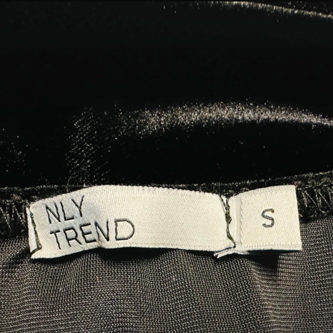 Svart sammet klänning från NLY Trend - 3