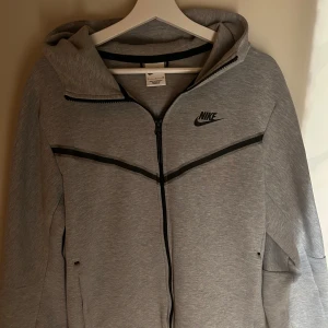 Nike Tech Fleece - Skön nike tech i grå, bra skick, använd ett par gånger men inget överdrivet💯 Byte är möjligt!