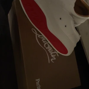 Vita Louboutins - Snygga vita skor från Christian Louboutin. Köpte imitten av Oktober och dom har använts sen dess, lite slitningar o dom är lite smutsiga men tvättar såklart innan jag skickar. Strl 37. Har kvar lådan.