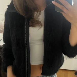 Svart pälsjacka - Jättefin svart pälsliknande jacka 💓Barnstorlek 134 som motsvarar xxs/xs