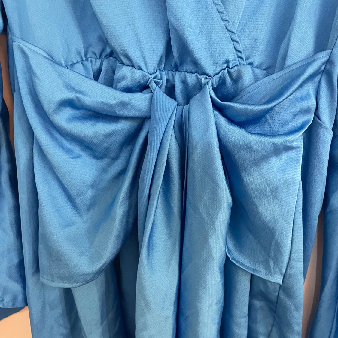 Blå omlottklänning med knytband - 2