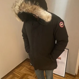  Canada Goose Chateau Parka Strl L  - Säljer min Canada Gosse Chateau Parka strl L .Jackanr i mycket fint skick och fångar många blickar till sig.Jackan är äkta och har en avtagbar Päls.Sj klart är jackan äkta och bara kemtvättad.Kommer från djur och rökfrit hem 