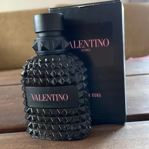Valentino Uomo Born in Roma - Säljer en lyxig parfymflaska från Valentino, Uomo Born in Roma. Flaskan är otroligt fin och unik! Denna parfym är otroligt otroligt omtyckt av de flesta, en enkel parfym att gilla och även perfekt för alla tillfällen! Flaskan rymmer 50 ml varav ungefär 45 ml är kvar (se andra bilden, svårt att se dock, kan få en ny/bättre bild vid intresse) 