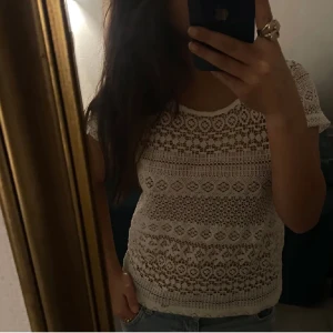 Vit spetsblus - Säljer denna jätte söta spetsblus då den inte kommer till användning, mönstrad med pärlor som knappar vid ryggen