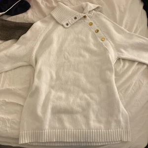 Vit stickad tröja från Ralph Lauren - Säljer en vit stickad tröja från Ralph Lauren. Tröjan har en unik krage med knappar och långa ärmar. Passar bra till både jeans och kjol. Pris kan diskuteras 💕