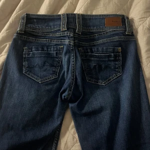 Pepe jeans - Säljer dina jeans ifrån märket Pepe Jeans i waist 28. De är midwaist men sitter lite lägre skulle jag säga. Kan skicka fler bilder vid intresse. De är straight och endast använda fåtal gånger.💗