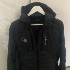 sailracing jacka  - Säljer min Sail racing jacka i storlek M som perfekt till våren eller hösten, köpt på Zalando förra hösten och jackan är i suveränt skick utan hål utan andra skador. Skriv om du har någon fråga och priset är alltid förhandlingsbart 💯