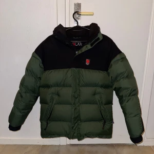 Fjällräven Polar Jacket - Fjällräven Polar Jacket , the Hood can be hidden 🔸Size: XS (Unisex) 🔸Condition: like new ”barely used, well taken care of”  ♦️ALWAYS Fast Shipping within 24h📨 ♦️All defects are Always shown in the pictures if there are any!!📸 ♦️Questions?💭Feel free to ask! 