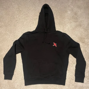 Axel arigato hoodie - Tjena! Säljer denna riktigt feta Axel arigato hoodie i riktigt bra skick! Nu pris ca 2000 Hör av er vid funderingar 💭
