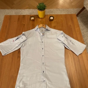 Stenströms skjorta slim - Väldigt fin skjorta från det exklusiva märket Stenströms. Skjortan är slim (storlek 38). Den är köpt ny för 1699 och har inte kommit till användo så mycket eftersom den snabbt blev för liten. Inget slitage eller deffekter på skjortan (som ny). Vid fler frågor är det bara att kontakta mig😁😁 