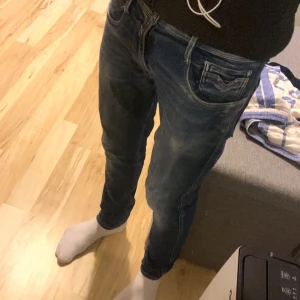 Blå jeans från Replay Anbass - Snygga blå jeans från Replay Anbass med en slim passform. De har en klassisk femficksdesign och är tillverkade i ett bekvämt denimtyg. Perfekta för en stilren look.