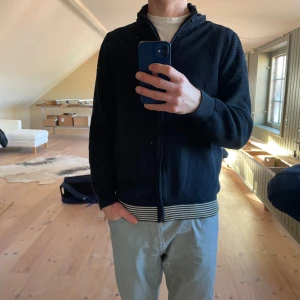 Zip hoodie från Massimo dutti  - Stickad bomulls zip hoodie från Massimo dutti i ett fint skick. Storlek m, modellen är 182 cm, 74 kg. Hör av dig vid frågor eller om du behöver fler bilder. MVH/ Båstad pluggen.