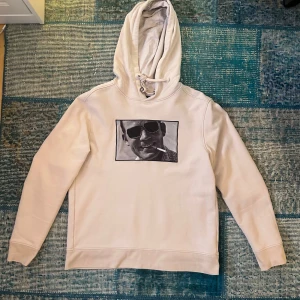 Limitato All Satterwhite ”Hey” Hoodie - Tjena! Nu finns denna tvär feta Limitato All Satterwhite ”Hey” Hoodie till salu i färgen Lilac marble i storleken L. Den är i bra skicka och ALLT OG medföljer! 100% ÄKTA