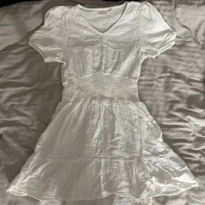 Gina tricot klänning  - Säljer den här söta klänningen ifrån Gina Tricot Young pågrund av att den inte kommer till användning ❤️