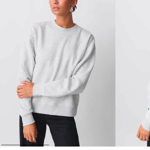 Grå sweatshirt - Säljer en stilren grå sweatshirt med rund hals och långa ärmar. Perfekt för en avslappnad look. Tröjan har ribbade muddar vid ärmslut och nederkant. Nypris 299kr. Priset går att diskutera.