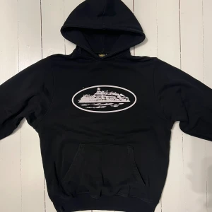 Corteiz Hoodie - Corteiz hoodie i svart, tröjan är i ett extremt fint skick och har knappt använts! Digitalt kvitto finns även.