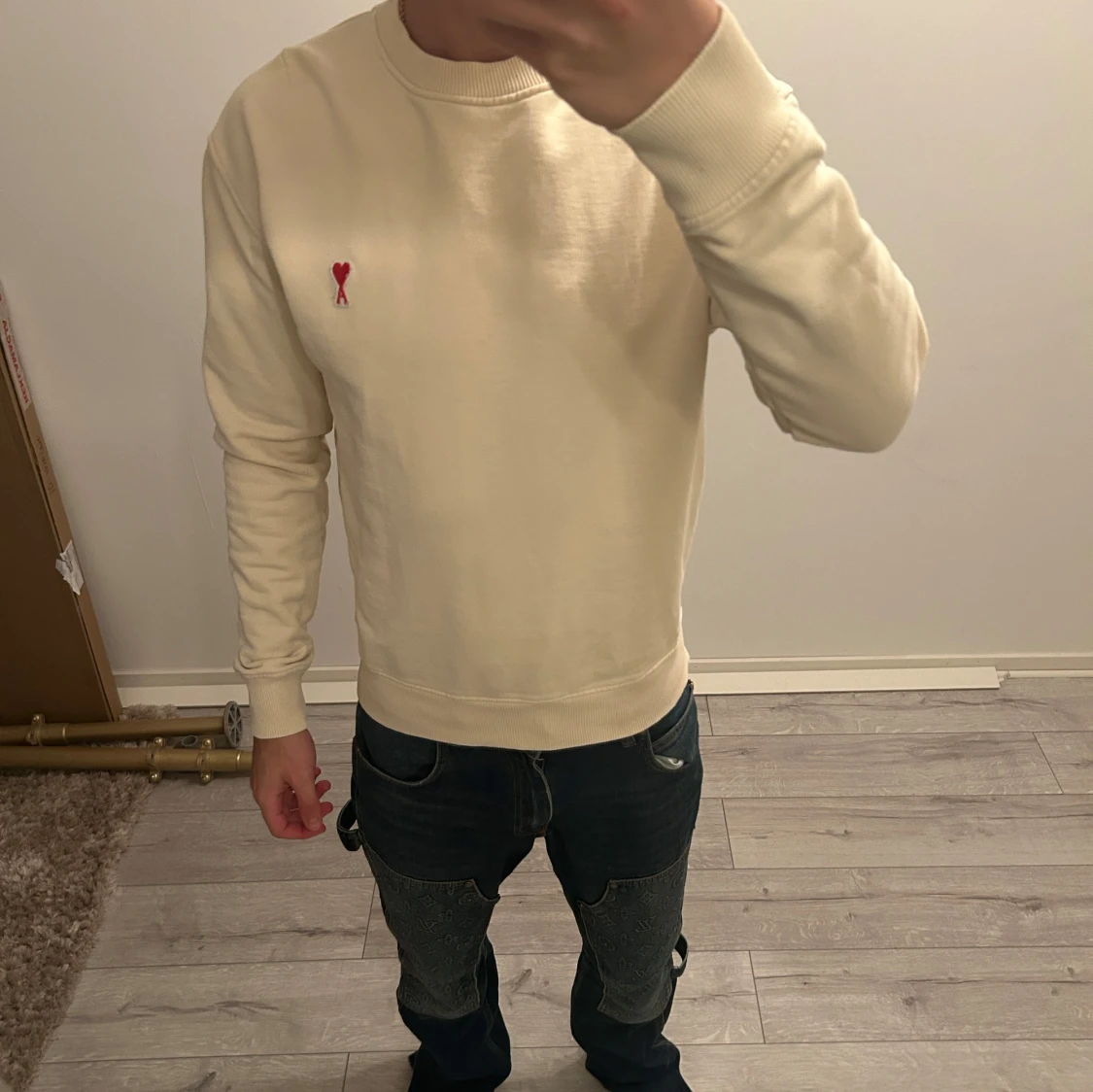 Beige tröja med röd detalj från AMI